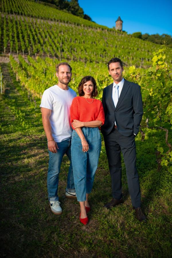 Bild 1 von 14: (v.l.n.r.) Marco Frentzel (Arne Löber); Jule Beyer (Anna Angelina Wolfers); Chris Hartmann (Kai Albrecht)