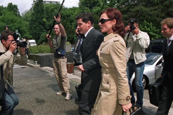Bild 1 von 14: Umlagert von Journalisten, betreten Herbert Windscheid (Fritz Karl, vorne l.) und Felicitas Minkowski (Susanna Simon, vorne r.) siegesgewiss das Gerichtsgebäude ...