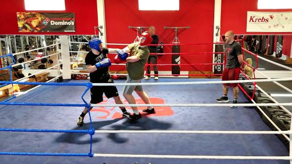 Bild 1 von 3: Es ist so weit. Eine neue Challenge zwischen Carsten und Jean steht an. Lange haben sie für ihren Boxkampf trainiert, heute geht es voll ausgestattet in den Ring.