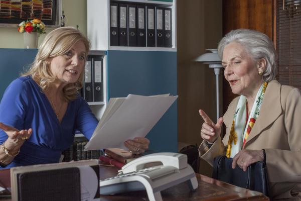 Bild 1 von 4: Isabel von Brede (Sabine Postel, l.); Marion von Brede (Marie-Anne Fliegel, r.)