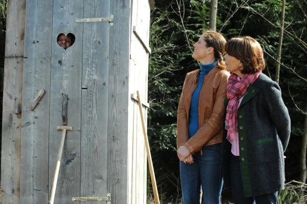 Bild 1 von 12: Schattenhofer rüttelt fuchsteufelswild an der Klotür und bittet um Freilassung. Von links: Bürgermeister Schattenhofer (Werner Rom), Annalena (Heidrun Gärtner) und Rosi Brunner (Brigitte Walbrun).