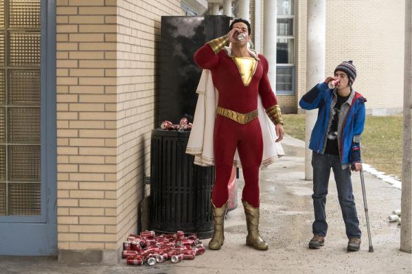 Bild 1 von 17: Shazam (Zachary Levi, l.); Freddy Freeman (Jack Dylan Grazer, r.)