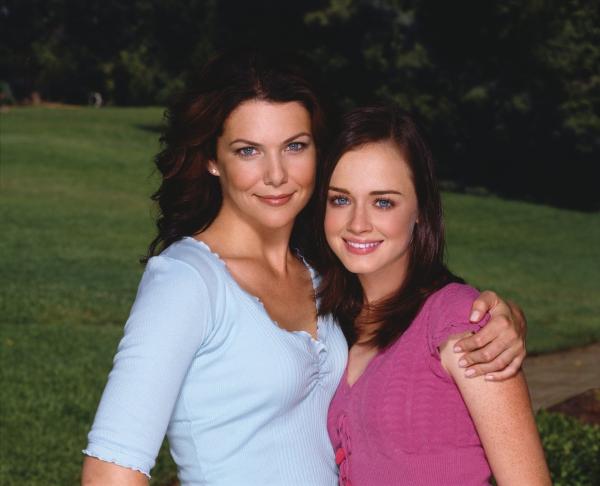 Bild 1 von 13: (4. Staffel) - Aufregende Zeiten warten auf Lorelai (Lauren Graham, l.) und Rory (Alexis Bledel, r.) ...