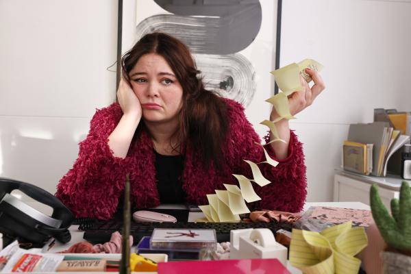 Bild 1 von 3: Kayla (Megan Stalter) ist frustriert und enttäuscht, weil sie nicht mehr an Jimmys Seite arbeiten darf - doch wie geht sie mit dieser Situation um?