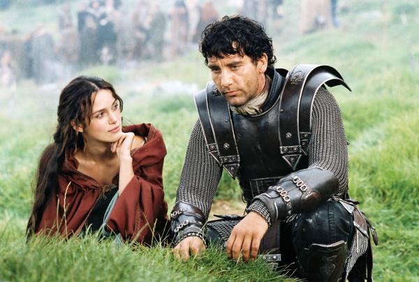 Bild 1 von 19: Als es Arthur (Clive Owen, r.) gelingt, die schöne Guinevere (Keira Knightley, l.), eine piktische Gefangene der Römer, zu befreien, ahnt er nicht, dass sie die Tochter seines Intimfeindes Merlin ist. Doch dann fallen Sachsen in Brittanien ein und Arthur ist gezwungen mit Merlin gemeinsam die Eindringliche zu bekämpfen ...