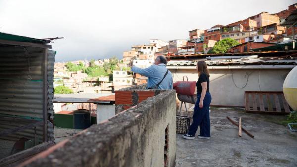 Bild 1 von 4: Im Bild: Venezuela: Isabella Purkart mit dem Regimebefürworter Lisandro Pérez im berüchtigten Viertel 23 de Enero in Caracas.