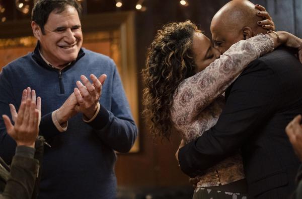 Bild 1 von 12: Captain Stan Yenko (Richard Kind, l.)