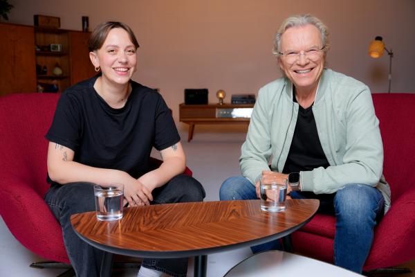 Bild 1 von 8: Entertainer Wolfgang Lippert und Influencerin Olivia Schneider haben ein Faible für DDR-Alltagskultur.