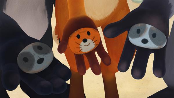 Bild 1 von 3: Die Kinder haben Lossteine mit ihren Gesichtern bemalt und hoffen zu gewinnen.