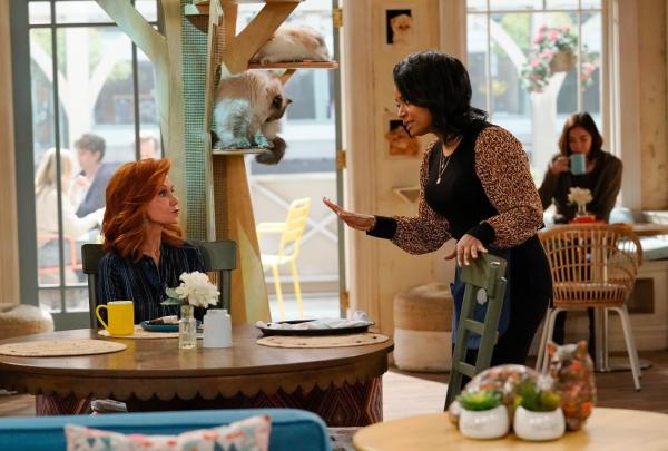 Bild 1 von 12: Sheila (Swoosie Kurtz, l.); Randi (Kyla Pratt, r.)