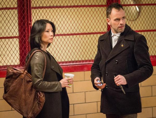 Bild 1 von 14: Während Holmes (Jonny Lee Miller, r.) und Watson (Lucy Liu, l.) einen lange zurückliegenden Fall aufrollen müssen, geht ihnen Lestrade auf die Nerven, denn er macht keine Anstalten, die beiden wieder zu verlassen ...