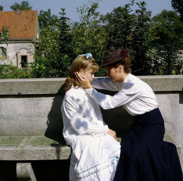 Bild 1 von 1: Der Abschied von Lena (Susanne Uhlen), die heiratet, ist für Annemarie (Anja Bayer) ein schwerer Schicksalsschlag.
