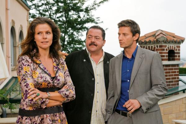 Bild 1 von 4: Die Kommissare (Joseph Hannesschl?ger, m.) und Hansen (Igor Jeftic, r.) befragen die sch?ne Frau Sch?fer (Leonore Capell) zum Mord an ihrem Liebhaber.Honorarfrei - nur f?r diese Sendung bei Nennung ZDF und Christian A. Rieger ; klick