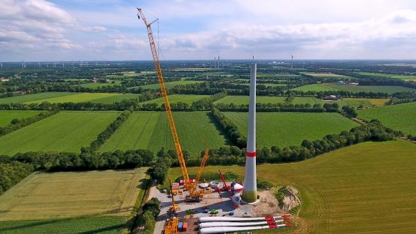 Bild 1 von 3: Für die Montage von Windmühlenrädern müssen die Krane besonders hoch sein.