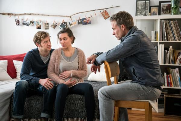 Bild 1 von 5: (v.l.n.r.) Markus Reimann (Tom Radisch); Clarissa Reimann (Viktoria Ngotse); Jan Maybach (Marco Girnth)