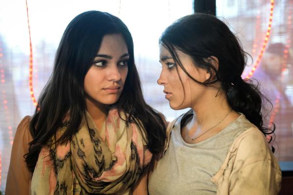 Bild 1 von 6: Olivia Fareedi (Nilam Farooq, l.); Aynin Begum (Helen Woigk, r.)