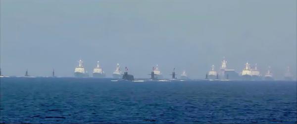Bild 1 von 12: Machtdemonstration im Indopazifik: chinesische U-Boote und Kriegsschiffe bei einem Manöver.