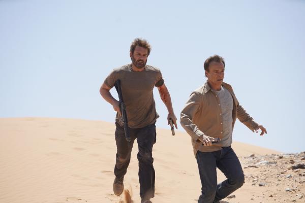 Bild 1 von 2: Gabriel (Clive Standen, l.) und Lukas (Hannes Jaenicke, r.) versuchen gemeinsam, den entführten Zack zu retten.