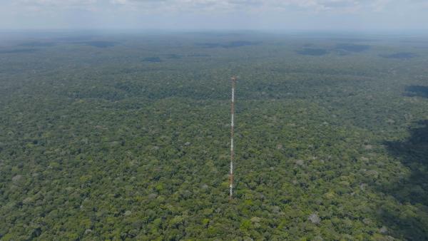 Bild 1 von 15: Der Atto-Turm liegt mitten im brasilianischen Amazonas-Regenwald, 150 Kilometer entfernt von der nächsten Großstadt. Ein deutsch-brasilianisches Projekt zur Klimaforschung. Mit 325 Metern das höchste Gebäude Südamerikas.