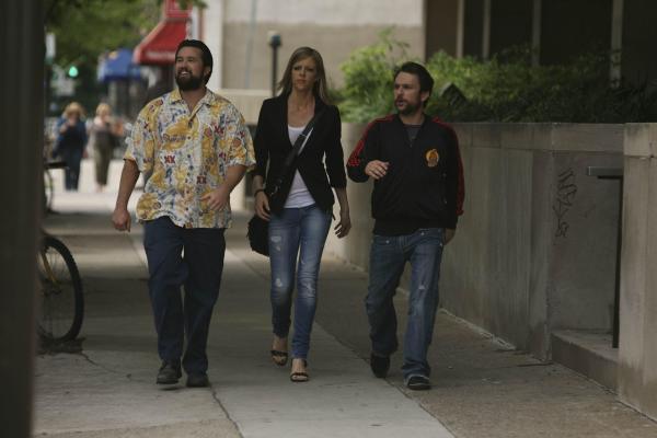 Bild 1 von 2: (v.l.n.r.) Mac (Rob McElhenney); Dee Reynolds (Kaitlin Olson); Charlie Kelly (Charlie Day)
