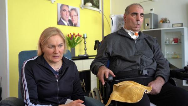 Bild 1 von 7: Der 70-jährige Ali wurde 2019 von zwei Jugendlichen brutal zusammengeschlagen und ist danach ein Schwerstpflegefall. Seine Frau Vida kümmert sich aufopfernd um ihn