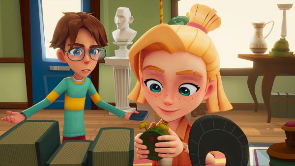 Bild 1 von 3: Leo und Sophie kommen im Kuriositätenladen ihrer Oma Clara an.© KiKA/MACK Magic/Der Kinderkanal von ARD und ZDF, 2025- Honorarfreie Verwendung gemäß AGB im redaktionellen Zusammenhang mit genannter Sendung bei Nennung \