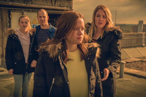 Bild 1 von 12: (v.l.n.r.) Angelina Minrath (Liselotte Voss); Torben Minrath (Marc Ben Puch); Michelle / Charlotte (Lilly Barshy); Stefanie Minrath (Alwara Höfels)