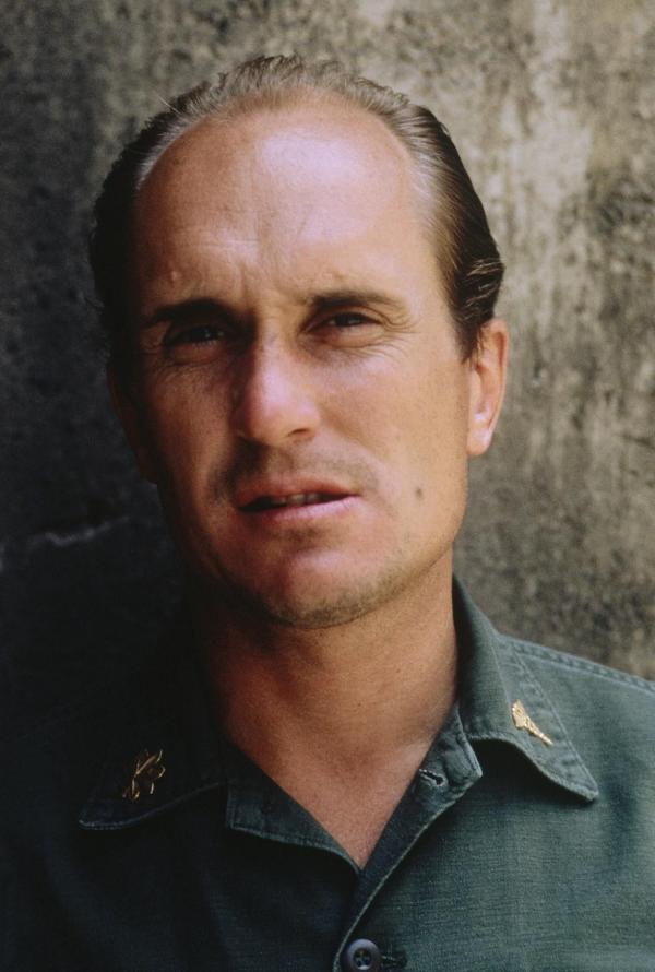Bild 1 von 2: Nahe der Front in einer öden Gebirgslandschaft leistet Major Frank Burns (Robert Duvall) selbstlos seinen Dienst ...