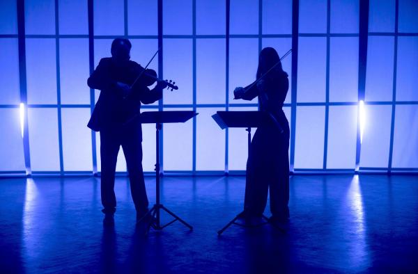 Bild 1 von 11: Die Violinisten Andreas Seidel and Nathalie Schmalhofer spielen \