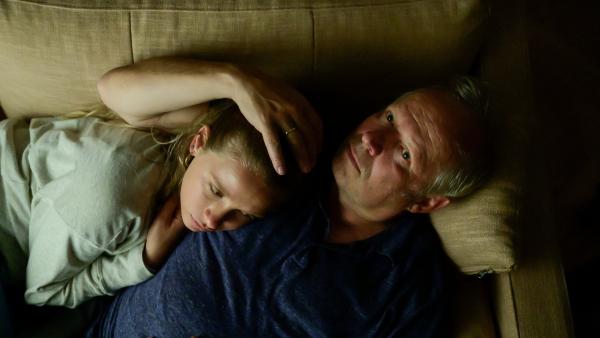 Bild 1 von 7: Klaus (Axel Milberg) und Lisa (Lena Klenke) liegen auf dem Sofa. Klaus sagt, dass alles wieder gut wird.