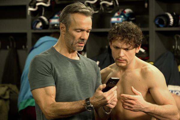 Bild 1 von 17: Als Eishockeycoach Karl (Hannes Jaenicke, l.) erkennt, dass sein Erzfeind alle Register ziehen wird, um seine Tochter aus der Mannschaft zu schmeißen, sind auch seine Freunde (Marlon Kittel, r.) total entsetzt. Karl wird klar, dass er mit legalen Mitteln dies kaum verhindern kann ...