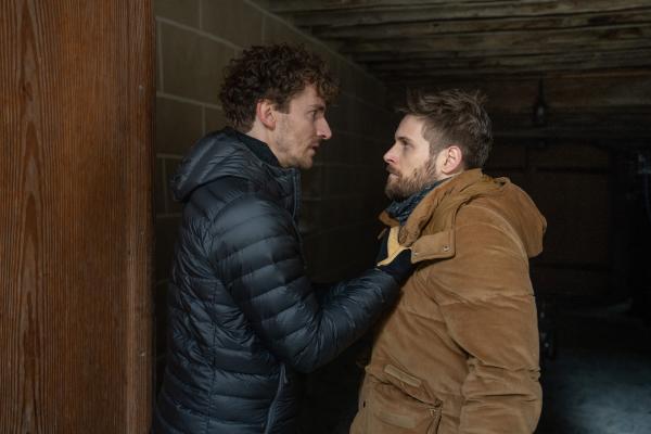 Bild 1 von 8: Björn Müller (Philip Birnstiel, r.) plagen Schuldgefühle und er möchte sich der Polizei stellen. Doch sein Freund Philipp Wolf (Martin Bruchmann, l.) hat etwas dagegen.