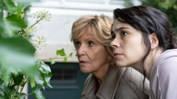 Bild 1 von 1: Luise Dobertin (Ulrike Kriener, l.) und Anke Bender (Tamara Romera Ginés, r.) befinden sich auf der Flucht.
