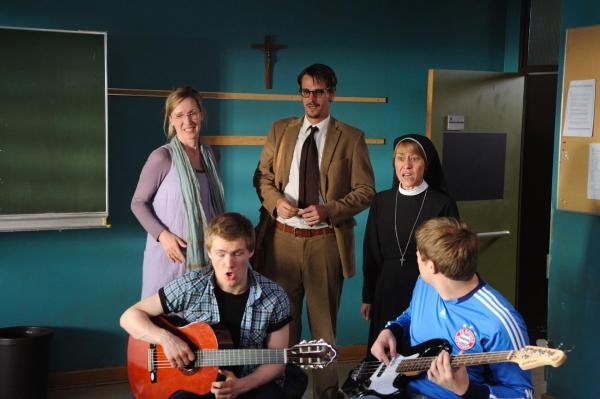 Bild 1 von 18: Als Schwangerschaftsvertretung von Frau Scholz (Silvina Buchbauer, l.) landet der Vollblutmusiker Tom (Max von Thun, M.) als Musiklehrer an der Förderschule von Schwester Agnes (Gitta Schweighöfer, 2.v.r.). Die Schüler Hank (Benjamin Seidel, 2.v.l.) und Mark (Christopher Puttins, r.) hoffen, dass die Zeiten der Blockflöten-Liedchen nun ein Ende haben ...