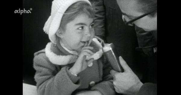 Bild 1 von 3: 1957 stand das Wirtschaftswunder in der Bundesrepublik in voller Blüte, besonders zu spüren bei den Weihnachtseinkäufen. Filmemacher Dieter Ertel hört sich um, wer welche Wünsche hegt.