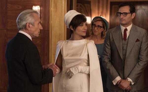 Bild 1 von 6: (v.l.n.r.) Emilio López (José Sacristán); Ana Rivera (Paula Echevarría); Rita Montesinos (Cecilia Freire): Raúl de la Riva (Asier Etxeandia)