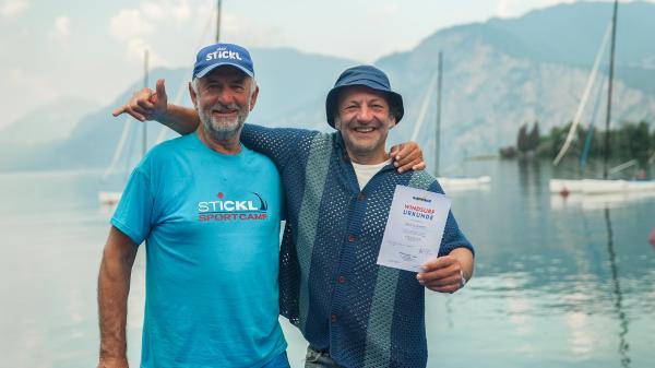 Bild 1 von 7: Brief und Urkunde vom Surf-Weltmeister Heinz Stickl (links) persönlich überreicht: Das Windsurf-Diplom für den Schmidt Max nach bestandenem Windsurf-Kurs.
