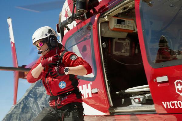 Bild 1 von 1: Rebekka Frieden am Einsatzort auf dem Theodulgletscher.