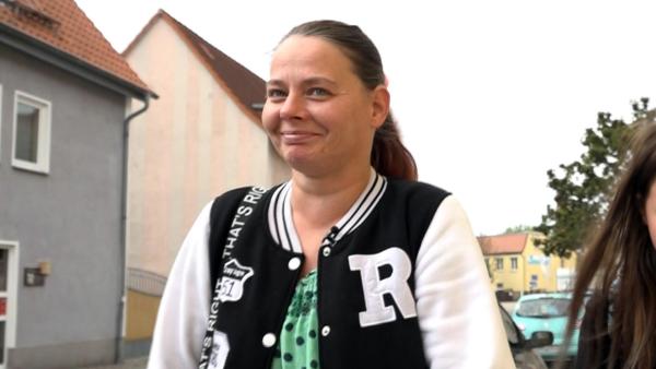 Bild 1 von 2: In Sachsen möchte die 41-jährige Silvana zusammen mit ihrer zehnjährigen Tochter auf einen Bauernhof ziehen.