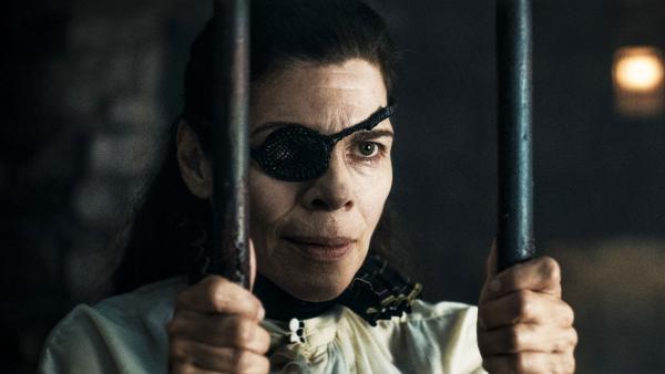 Bild 1 von 2: Ingi (Ellen Hillingsß) gelingt es im Turm der Einsamkeit der unbedarften Flora den Schlüssel zu ihrer Zelle zu entwenden.