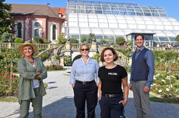 Bild 1 von 4: Mechthild Fehrenbach (Diana Körner, l.), Nele Fehrenbach (Floriane Daniel, 2.v.l.) und Julia Demmler (Wendy Gu¨ntensperger, 2.v.r.), freuen sich, Graf Bernadotte (Björn Graf Bernadotte af Wisborg, r.) persönlich kennen zu lernen.