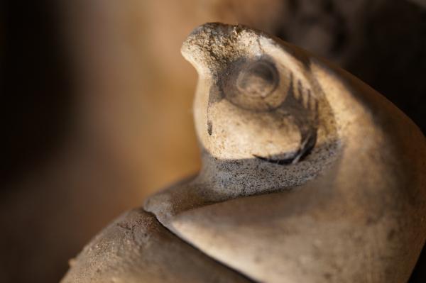 Bild 1 von 14: Jeder der vier Schutzgötter wachte über bestimmte Organe. Der falkenköpfige Gott Kebechsenuef war traditionell für die Gedärme zuständig.