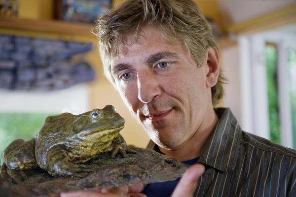 Bild 1 von 7: Fritz Fuchs (Guido Hammesfahr) muss los zum Teich, dort wo die richtig fetten Kröten wohnen.