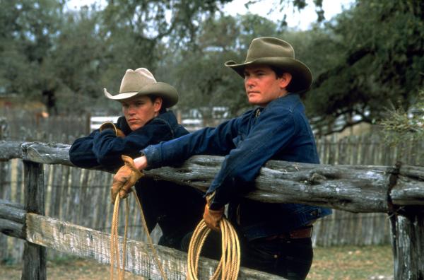 Bild 1 von 3: John Grady Cole (Matt Damon, l.) und sein Freund Lacey Rawlins (Henry Thomas, r.) finden auf einer Farm in Mexiko Arbeit.