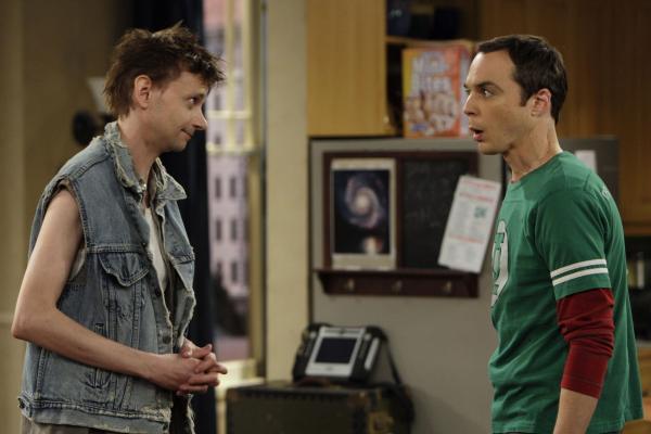 Bild 1 von 27: Toby (D.J. Qualls, l.) spielt bei der Lügengeschichte mit und zieht bei Leonard und Sheldon (Jim Parsons, r.) ein. Angetan von Pennys Mitgefühl will er allerdings nicht mehr ausziehen ...