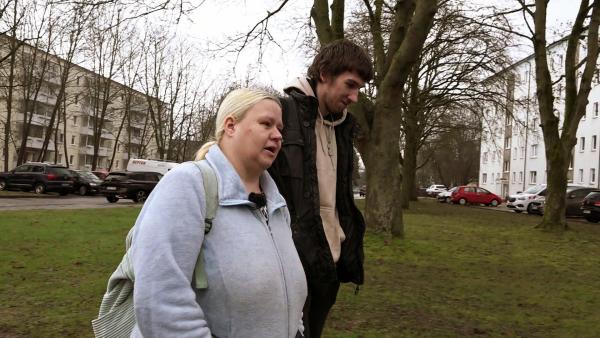 Bild 1 von 2: Sandra und Maik sind auf dem Weg in die Klinik, denn bei Jasmin haben die Wehen eingesetzt..