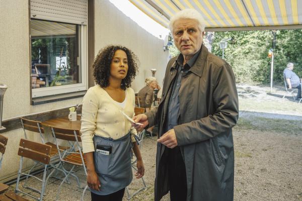 Bild 1 von 24: Elli (Pia Amofa-Antwi) hat einen wichtigen Hinweis für Franz Leitmayr (Udo Wachtveitl) an Hackls Stammplatz gefunden.