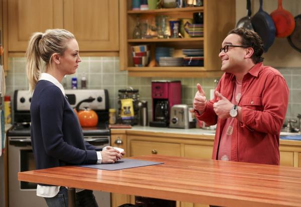 Bild 1 von 10: Als Penny (Kaley Cuoco) ihrem Ehemann Leonard (Johnny Galecki) erzählt, dass sie ein Job Angebot von ihrem Ex-Freund bekommen hat, sprüht dieser förmlich vor Begeisterung ...