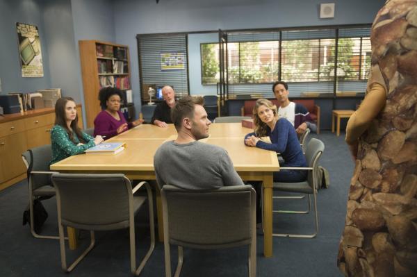 Bild 1 von 16: Während Annie (Alison Brie, l.) und Abed (Danny Pudi, r.) mit der Suche nach einem neuen Mitbewohner beschäftigt sind, dealen Shirley (Yvette Nicole Brown, 2.v.l.), Hickey (Jonathan Banks, 3.v.l.), Britta (Gillian Jacobs, 2.v.r.) und Jeff (Joel McHale, 3.v.r.) mit Chemiebüchern ...