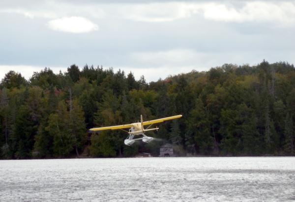 Bild 1 von 4: Wasserflugzeuge sind wichtige Transportmittel im Hinterland von Ontario.
